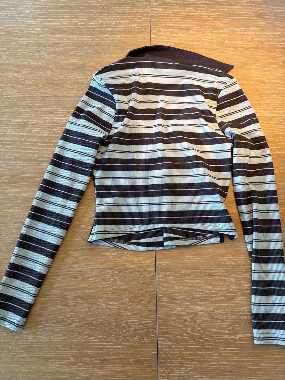 Tiger Mist Striped V‑Neck Long Sleeve Crop Top in Blue and Charcoal - Picture 4 of 6